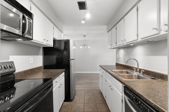 Building Photo - 2BR SFR • Stainless Appliances • Resort Amenities in Denver
