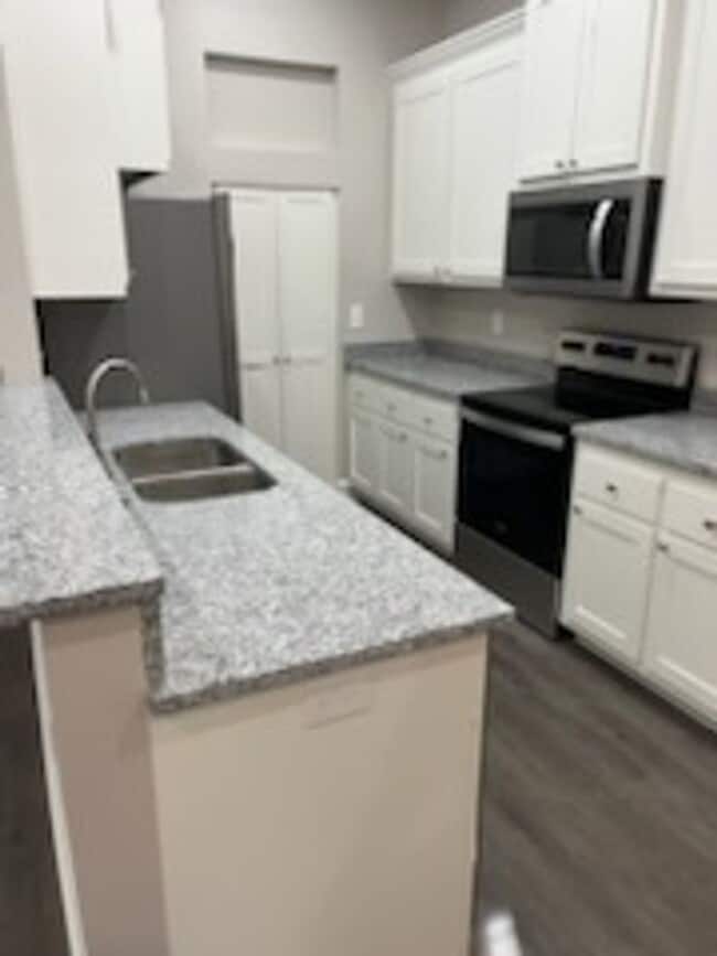 Building Photo - 3 Bed 2 Bath Rental