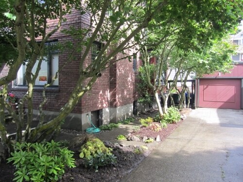 Building Photo - 904 E Miller St