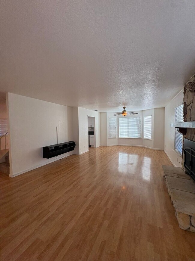 Foto del edificio - 628 Saratoga Ct