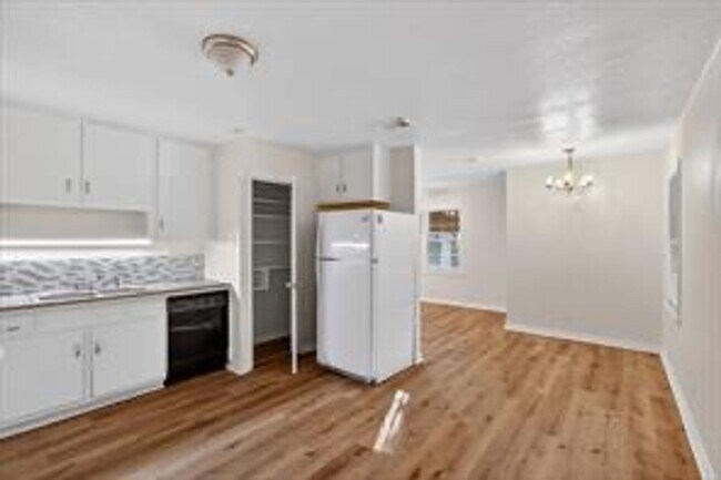 Building Photo - MOVE IN READY 4 BED 2 BATH!