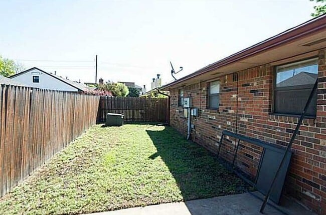 Photo - 3 Bed | 2 Bath | 2 Car Garage - Duplex - UNDER $1000 per month - Putnam City Schools House