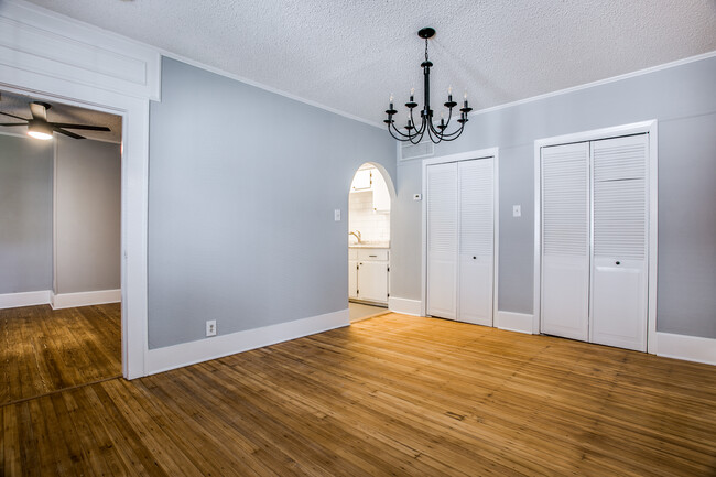 Building Photo - 5927 Belmont Ave