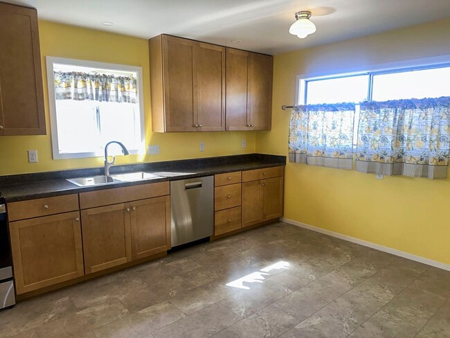 Building Photo - This pet-friendly home offers a spacious l...