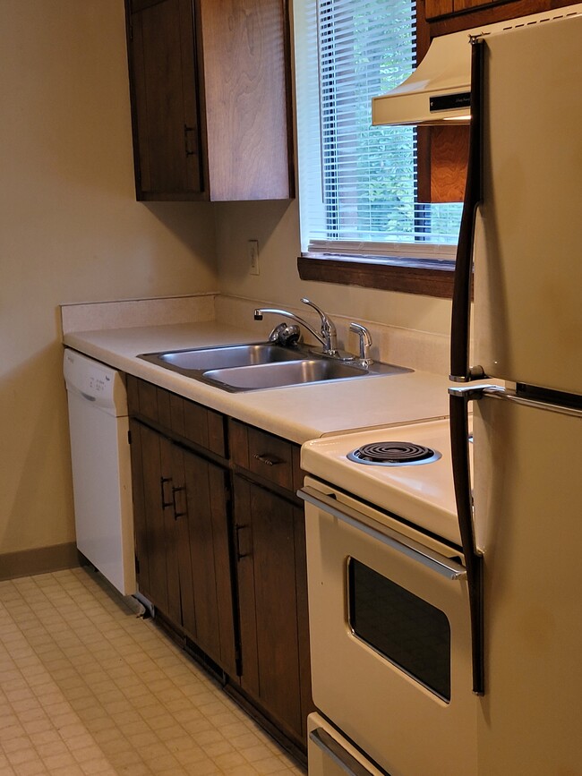 Kitchen - 1622 Davis Creek Rd