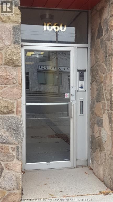 Photo du bâtiment - 1060 University Ave W