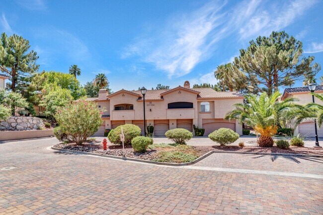 Foto del edificio - Beautiful 2 Bed 2 Bath ground floor condo in Guard Gated Green Valley Community. 1 Car garage!