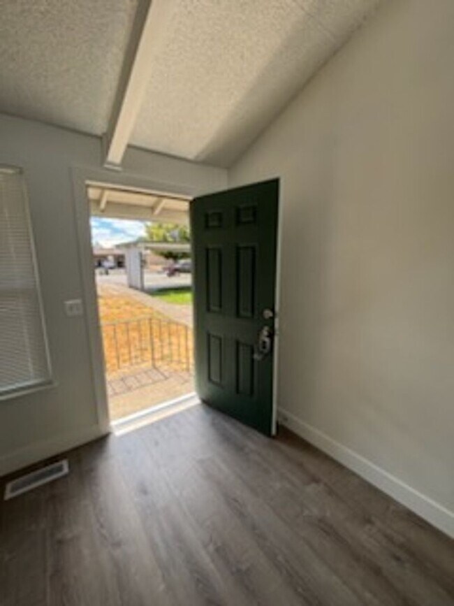 Building Photo - 3 bedroom 1 bath single level duplex