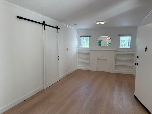 Building Photo - 8730 Rosewood Ave