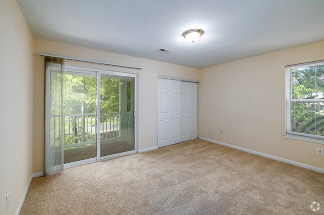 1BR, 1BA - 787SF - Bedroom - Oaks of Woodlawn