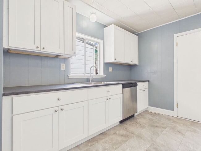 Building Photo - Large 4 Bedroom Single Family on Reily St.