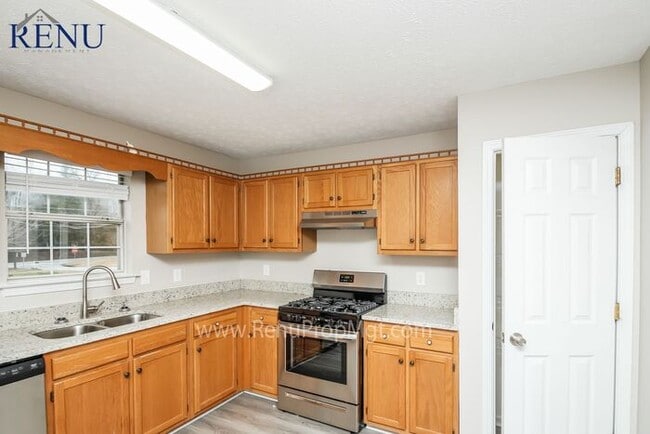 Building Photo - Now available 4 bedrooms 3 baths