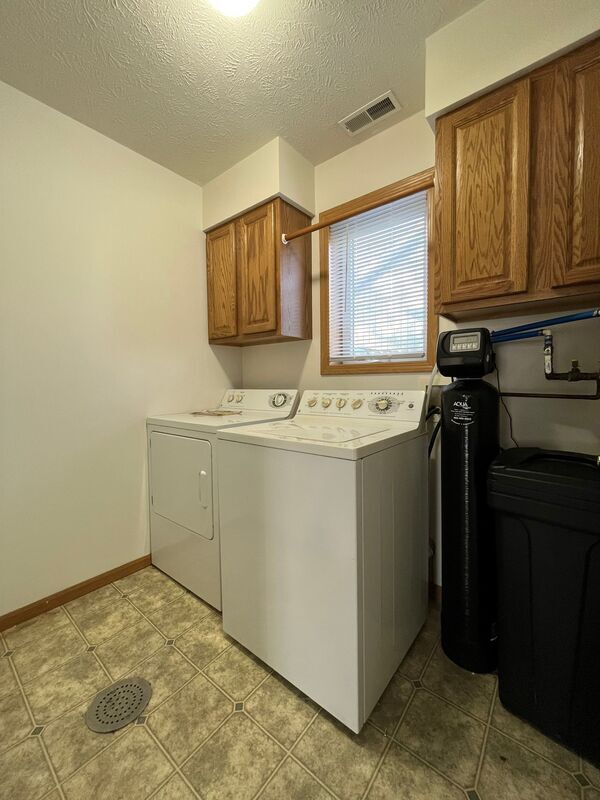 Building Photo - 525 Oak Rd