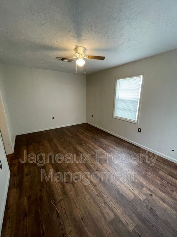 Building Photo - 821 Garden Dr