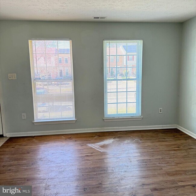 Foto del edificio - 2423 W Rosecroft Village Cir