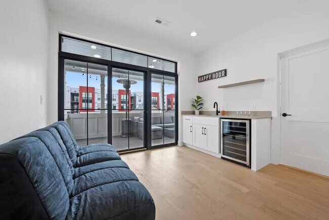 Building Photo - 990 N 6th St