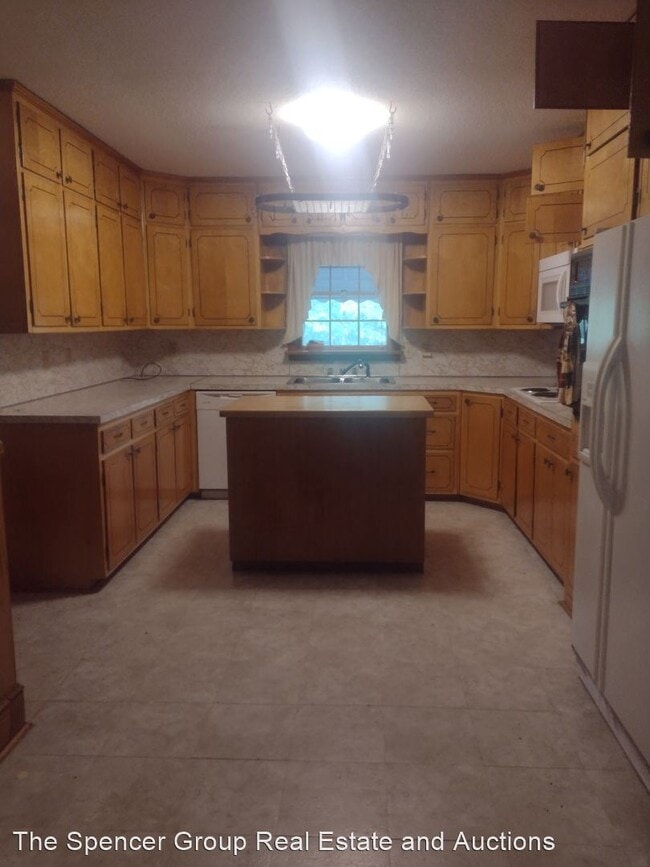 Building Photo - 3 br, 1.5 bath House - 1038 Oak Street