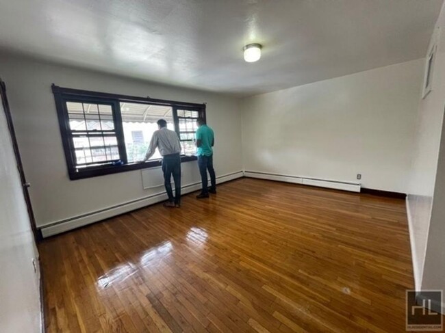 Foto del edificio - 3 bedroom in BROOKLYN NY 11208
