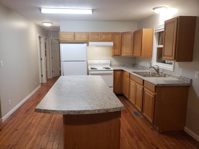 Building Photo - 613 Cherokee Dr