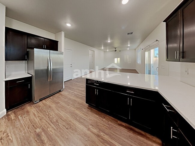 Foto del edificio - 711 Terrain Star Ave