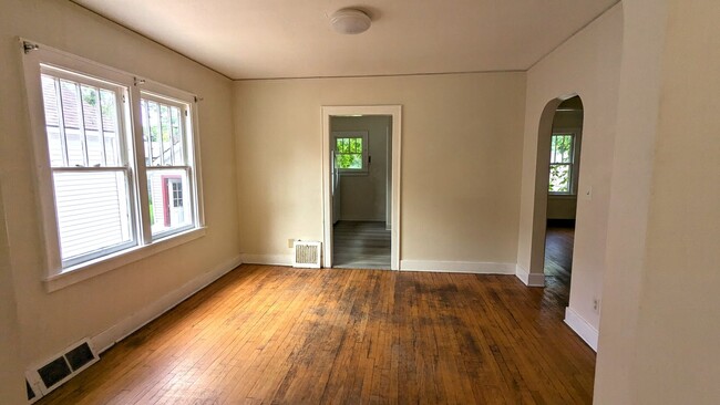 Building Photo - 1042 Ada Ave