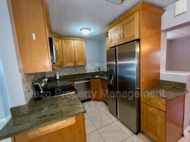 Foto del edificio - 1408 Northwest 19th Avenue