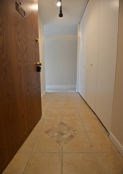 Building Photo - 6008 E Lake Dr