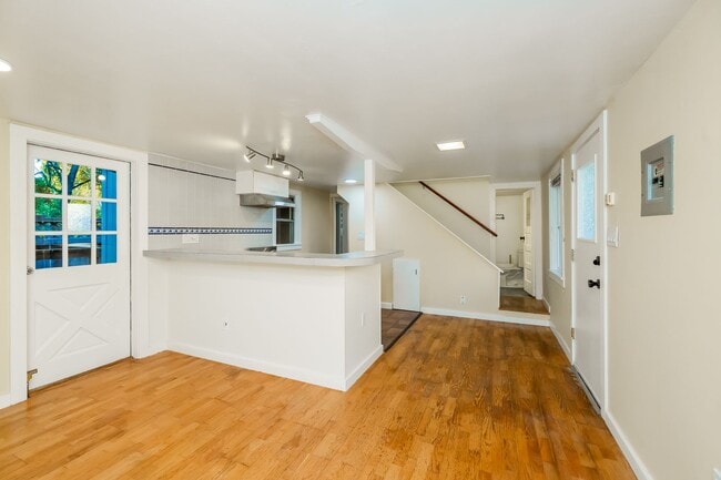 Foto del edificio - Available Northbrae Garden Cottage!