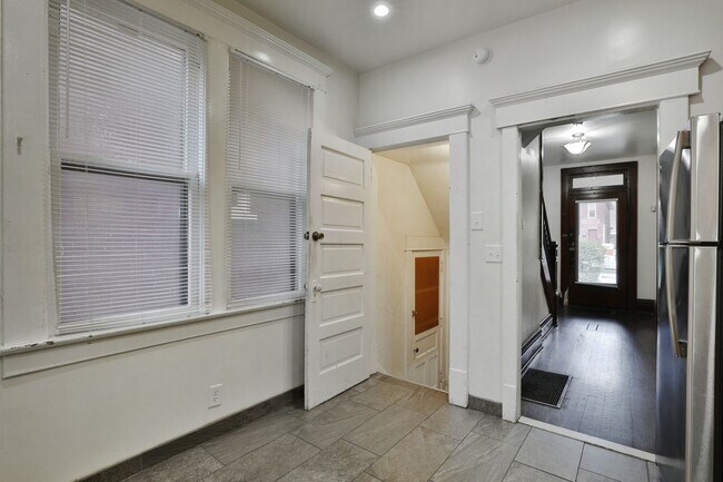 Foto del edificio - Great CENTRAL Location 5 Bedroom House - Virtual Showings Available