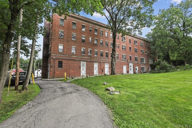 Building Photo - 633 Old Post Rd