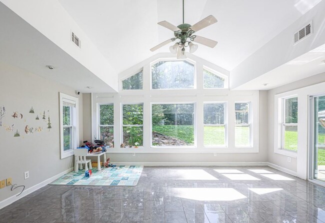 Foto del edificio - 165 Windy Hill Ct