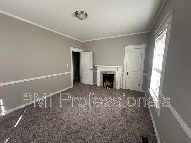 Building Photo - 204 Kingwood Dr