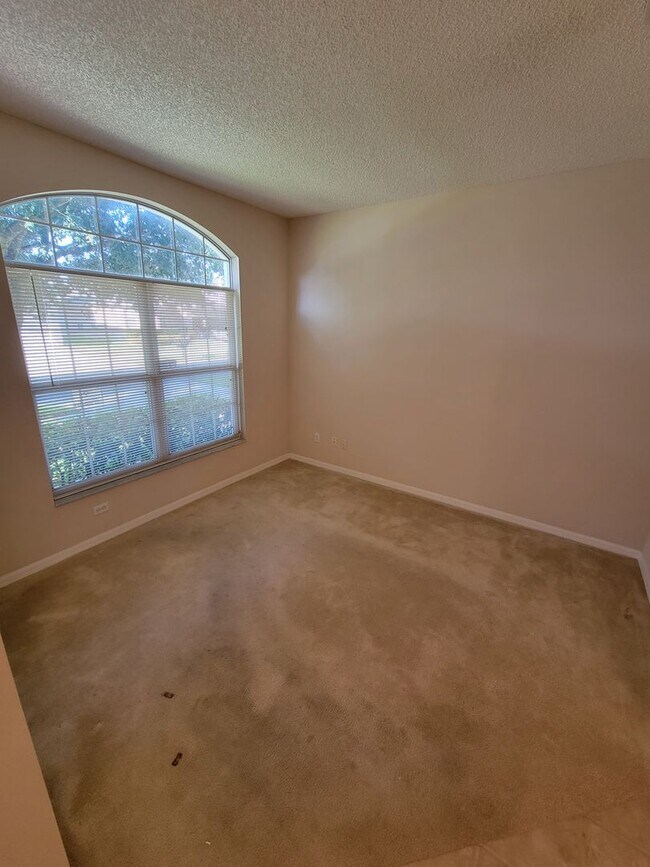 Building Photo - 4 Bed/2 Bath on the golf course!