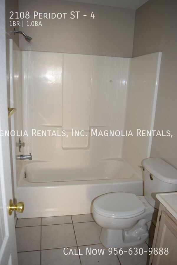 Building Photo - 2108 Peridot St