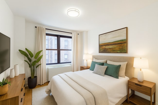 Building Photo - 250 W 12th St