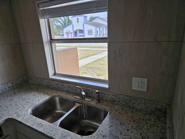 Building Photo - Large Updated 1 Bed Condo