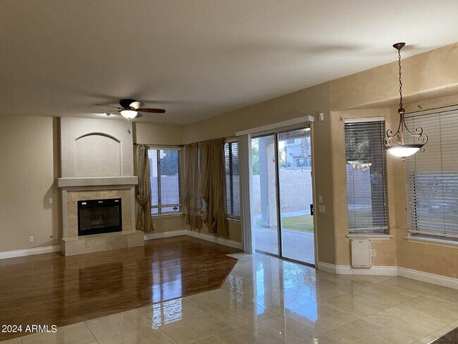 Building Photo - 823 W Aster Dr