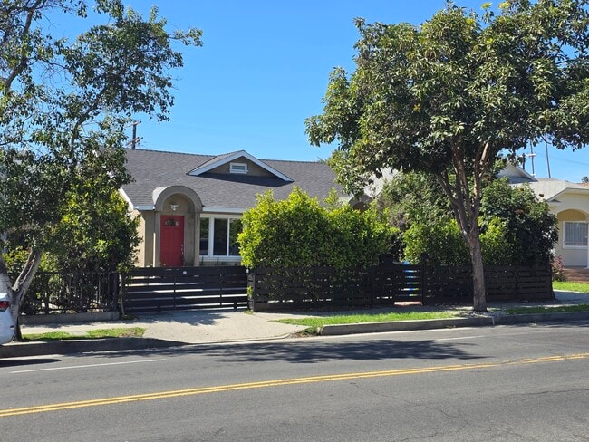 Building Photo - 747 N Wilton Pl