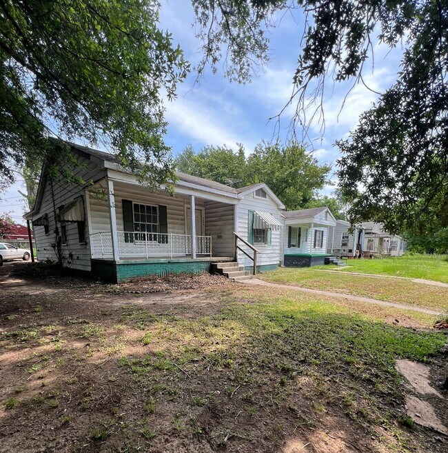 Building Photo - Large 3 Bedroom House