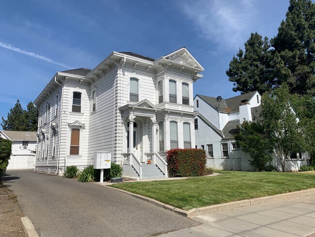 Building Photo - 620 S 3rd St