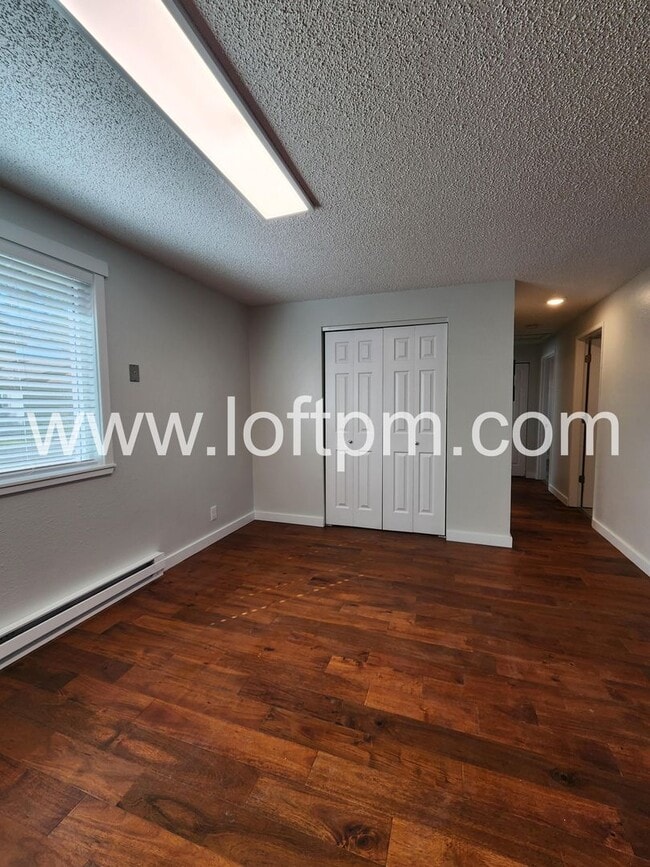 Building Photo - 3-Bedroom corner apartment