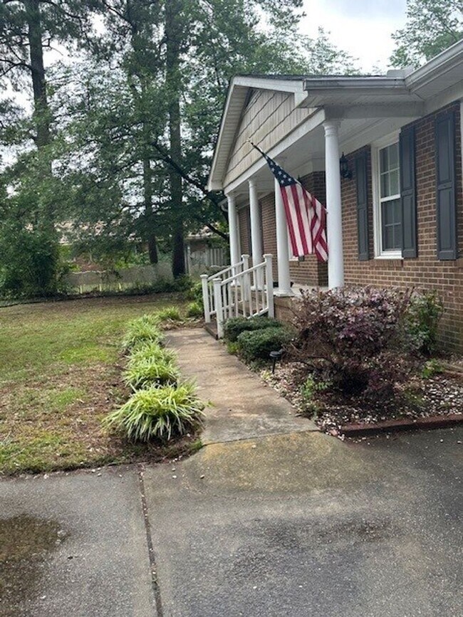Foto del edificio - 3 Bed/2 Bath Home - Minutes from SJAFB, Sh...