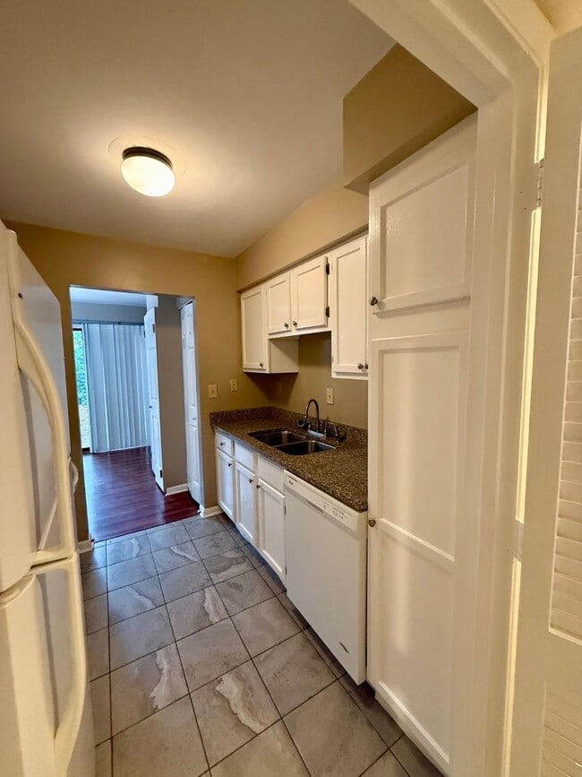 Building Photo - 750 Shaker Dr