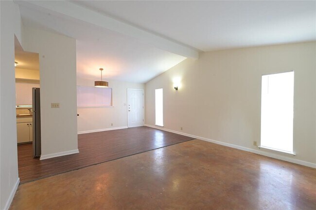 Foto del edificio - 2303 Western Trails Blvd