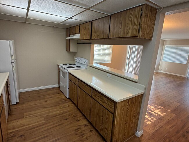 Foto del edificio - Spacious Condominium in Claremont School District! Ready for Immediate Move-in!!