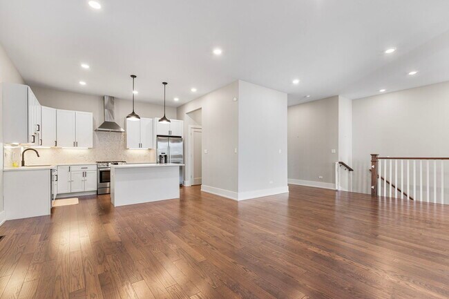Building Photo - 3016 W Belmont Ave