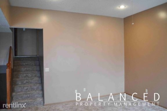 Building Photo - 3 br, 2 bath House - 105 E Lake St