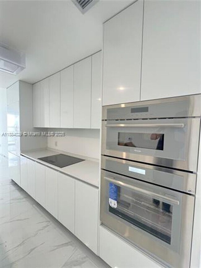 Foto del edificio - 700 NE 24th St