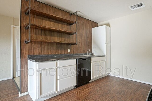 Building Photo - 135.5 E Himes St