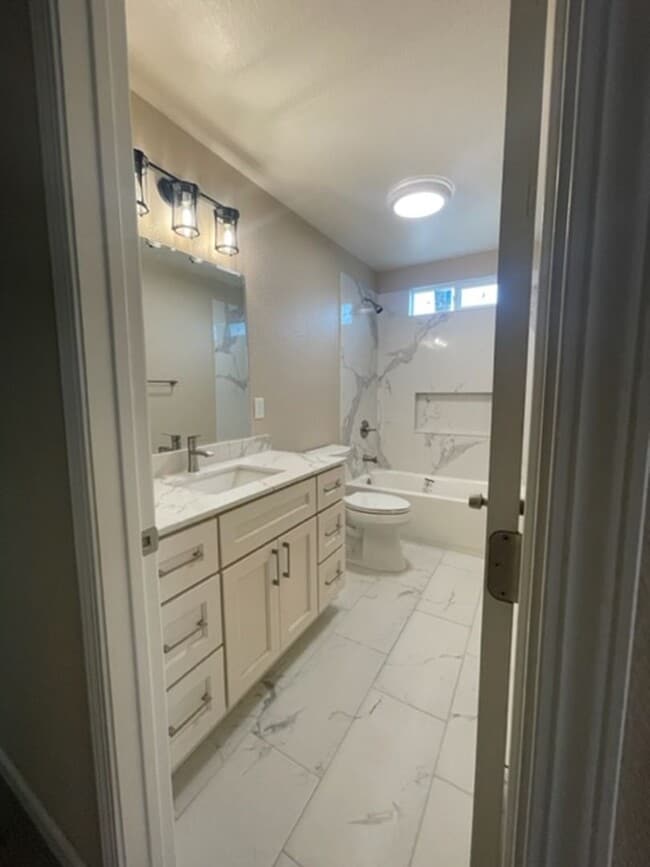 Building Photo - For Rent: Beautifully Updated 3-Bedroom Ho...